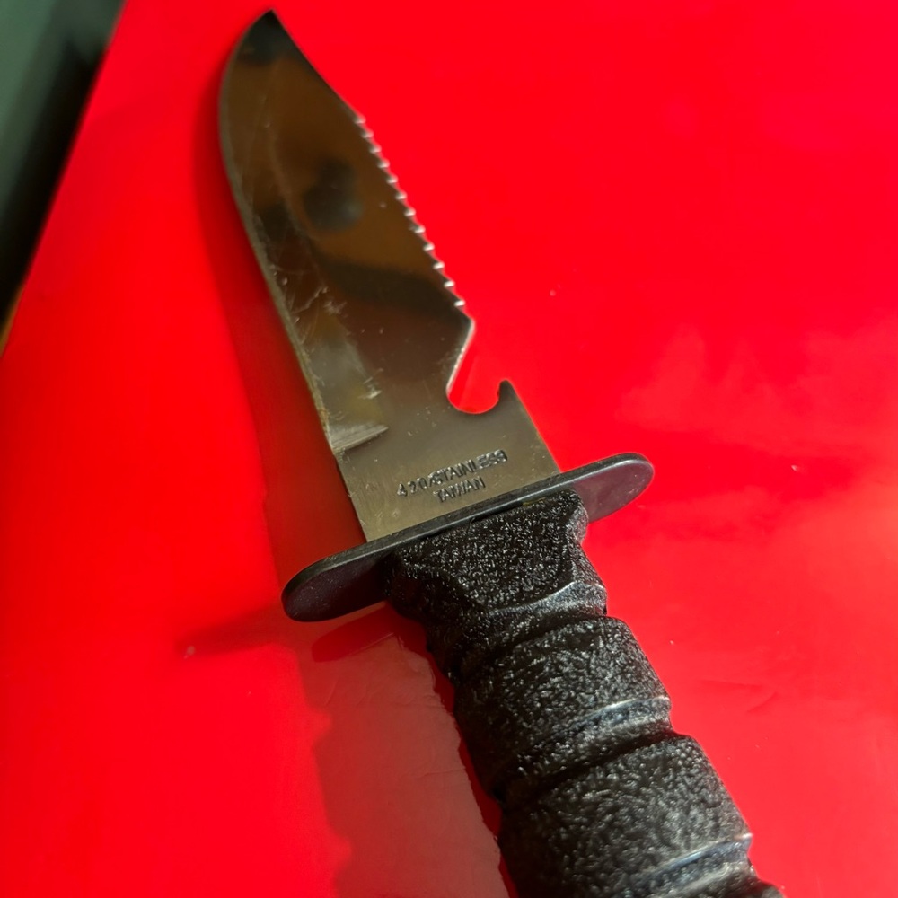 Hunting/survival knife with leather scabbard
